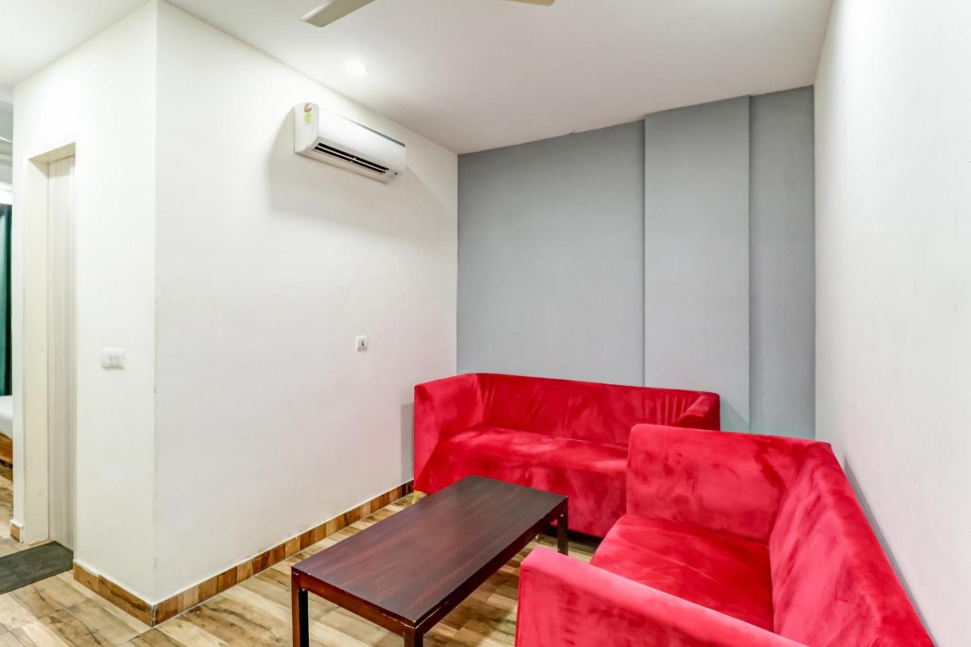 Townhouse Skylight Near Medanta Hospital Hotel คูร์เคาน์ ภายนอก รูปภาพ